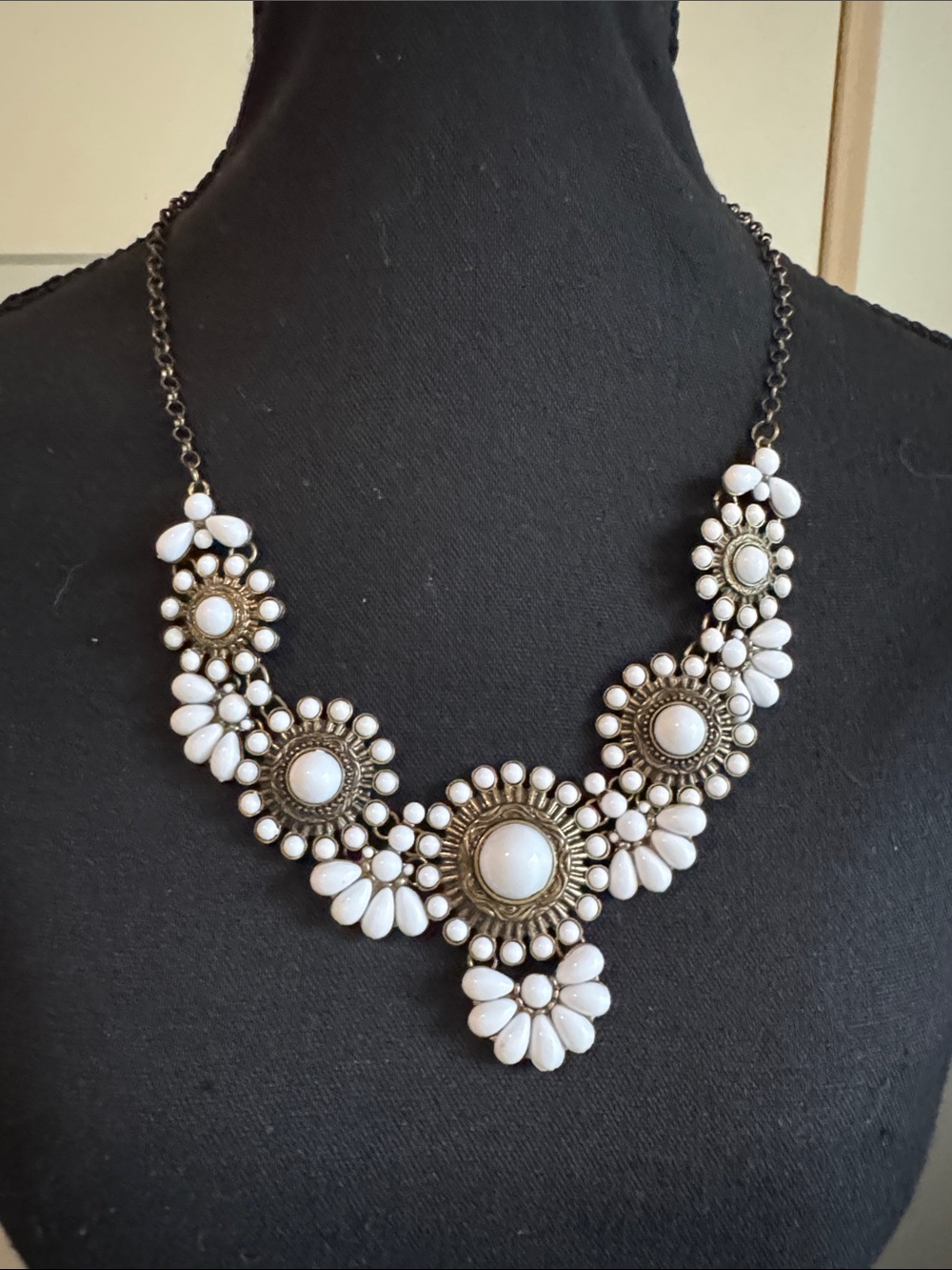 Unmarked Y2K White Statement Bib Necklace - Vintage-Inspired Floral Design